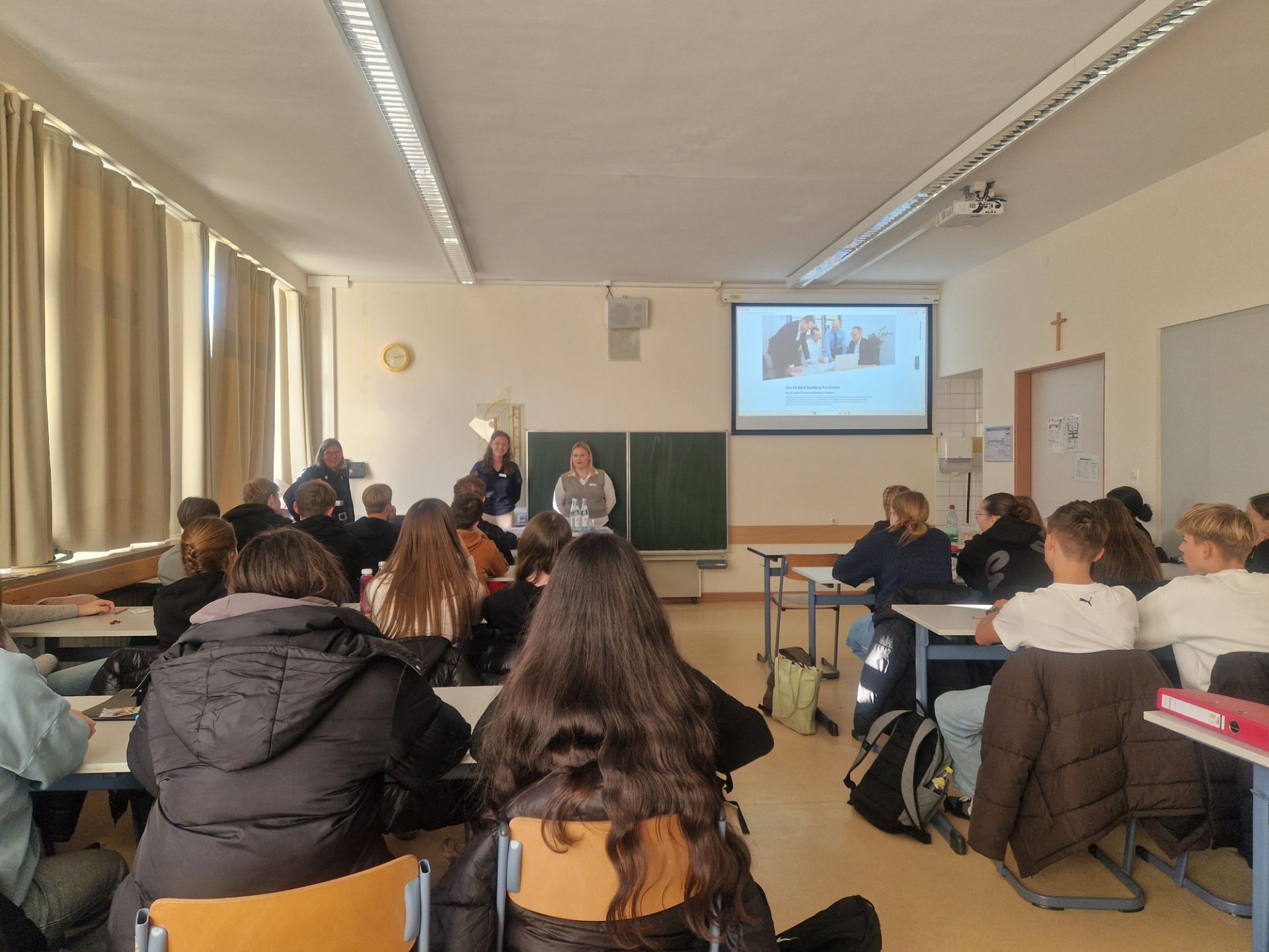 Berufsvorbereitung hautnah: Expertenteam der VR -Bank gibt wertvolle Einblicke in Bewerbung, Lebenslauf und Telefonkontakt Image